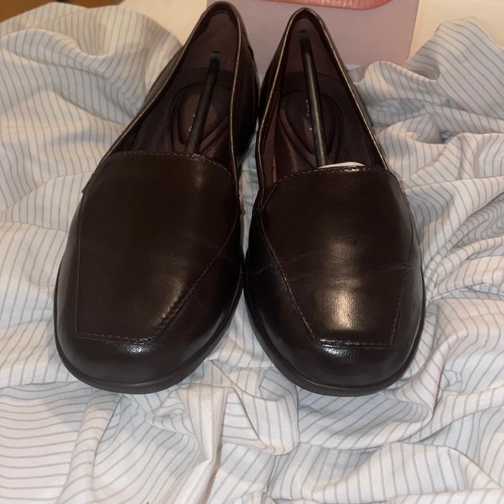 Selling dark down Devitt 10 6.5 wide flats new and never worn